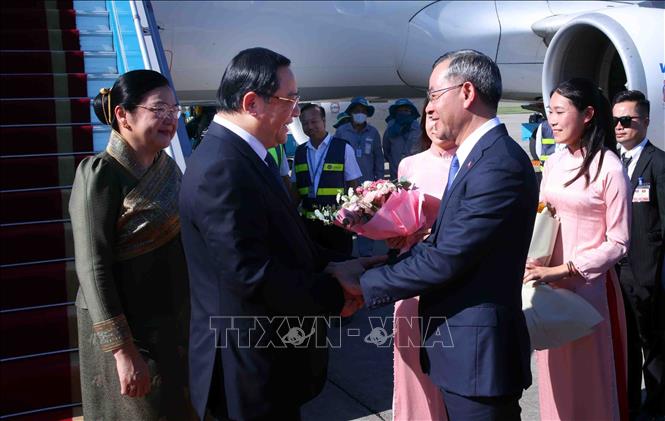 Bộ trưởng Bộ Tài chính Ngô Văn Tuấn đón Thủ tướng Lào Sonexay Siphandone và Phu nhân tại Sân bay quốc tế Nội Bài - Ảnh: Phạm Kiên/TTXVN