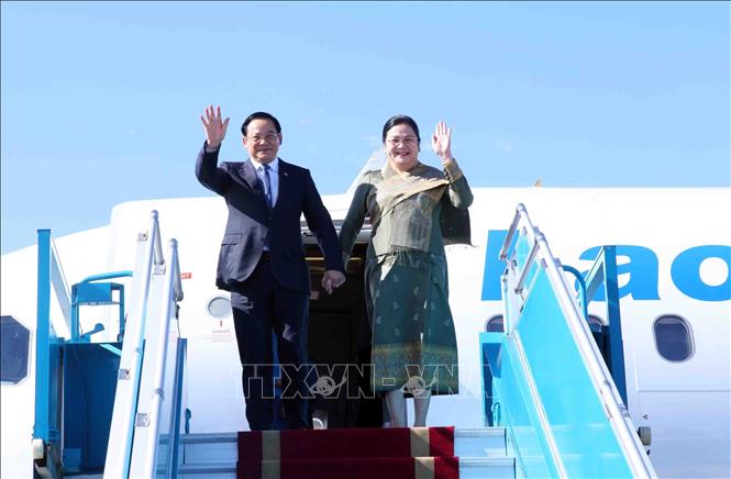 Thủ tướng Lào Sonexay Siphandone và Phu nhân đến Hà Nội, bắt đầu thăm chính thức Việt Nam và tham dự Diễn đàn Tương lai ASEAN lần thứ ba - Ảnh: Phạm Kiên/TTXVN