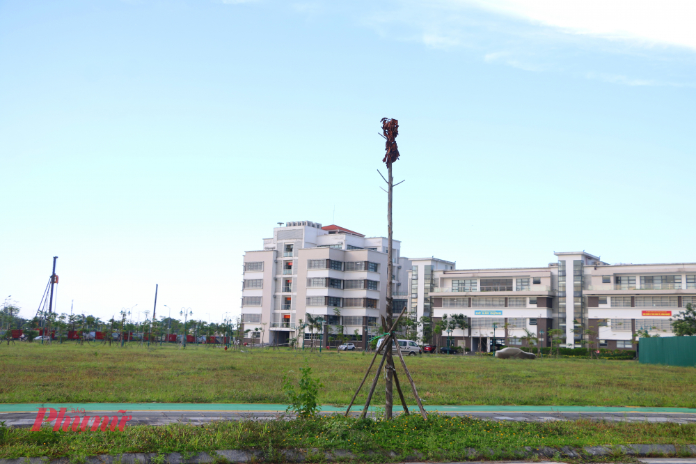 Ông Nguyễn Ánh Hồng người dân làng Vân Dương bức xúc cho biết, cả khu vực công viên cây xanh  được trồng đẹp nhưng bị chết cả, công viên là nơi cần bóng mát cây xanh, nhưng do thiếu người chăm sóc, tưới nước dẫn đến cây khô chết cành, tôi mong chính quyền TP Huế quan tâm việc này, 