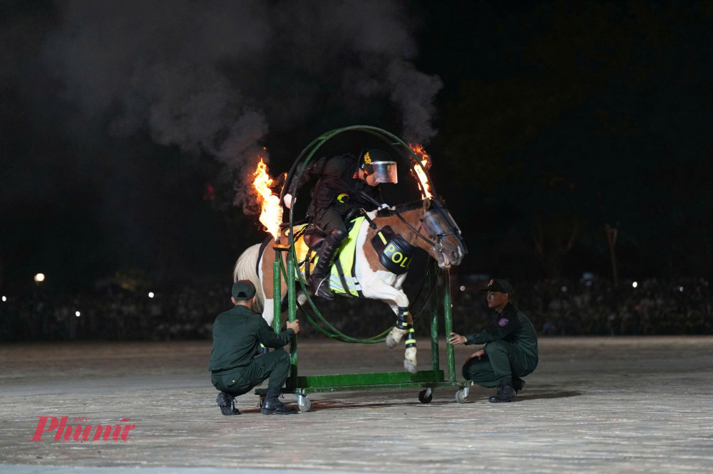 Trong khuôn khổ chương trình, nhiều nội dung biểu diễn đặc sắc đã được giới thiệu đến khán giả.