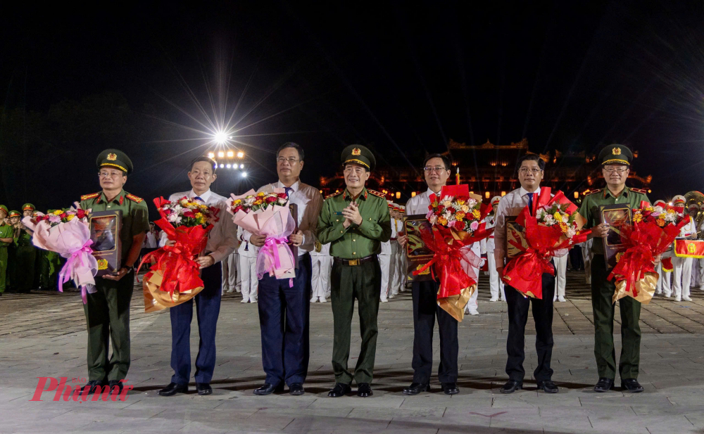 Thượng tướng Lê Quốc Hùng, Thứ trưởng Bộ Công an  đến tham dự, tặng hoa cho các đại biểu lãnh đạo TP Huế