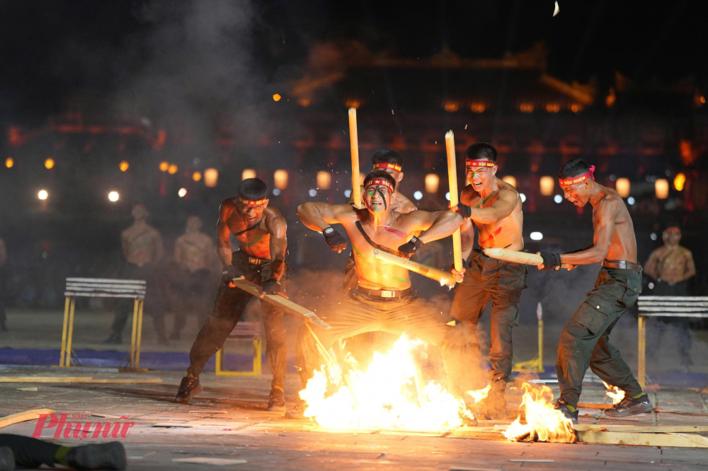 Chống đẩy bật người qua dây lửa, dùng đầu công phá bê tông, dùng mắt đẩy cong thanh sắt phi 12, đi chân trần trên than hồng và dùng chân đá gãy gậy inox