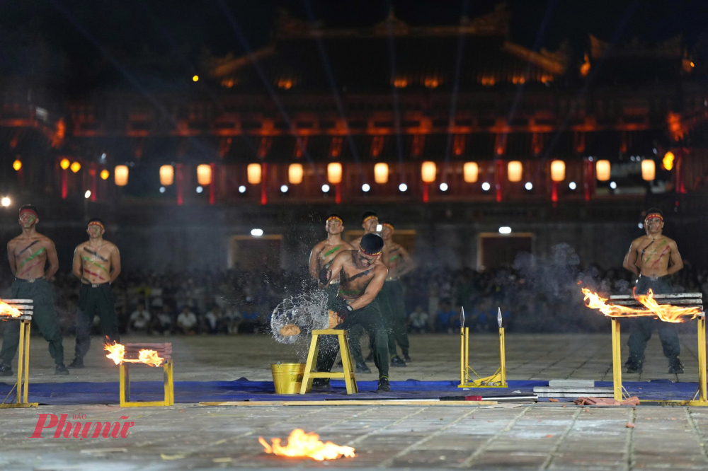 Màn biểu diễn khí công ấn tượng của cán bộ, chiến sĩ lực lượng Cảnh sát cơ động