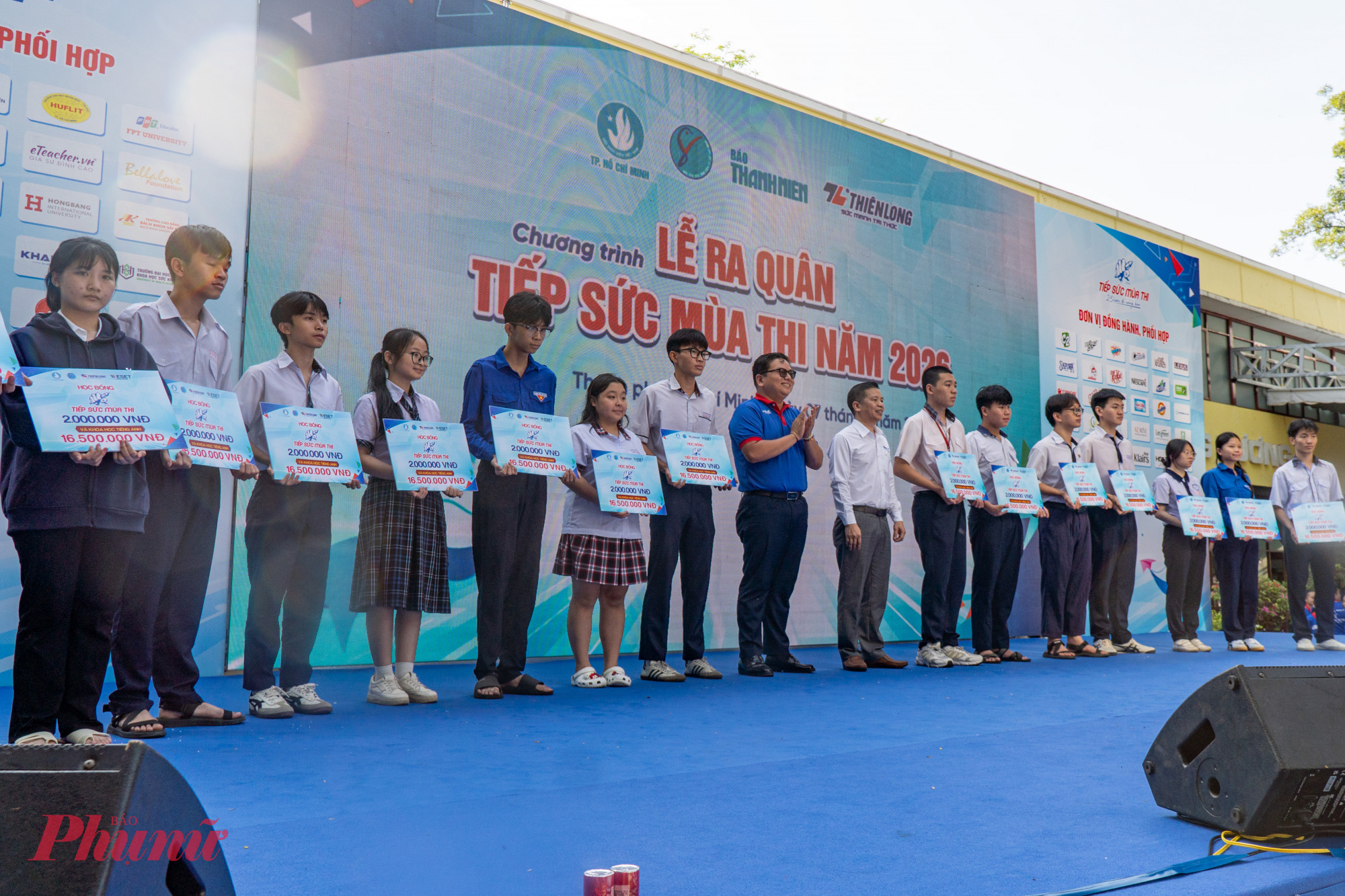  BTC chương trình trao tặng 20 suất học bổng tiếp thêm động lực cho các thí sinh có hoàn cảnh khó khăn.