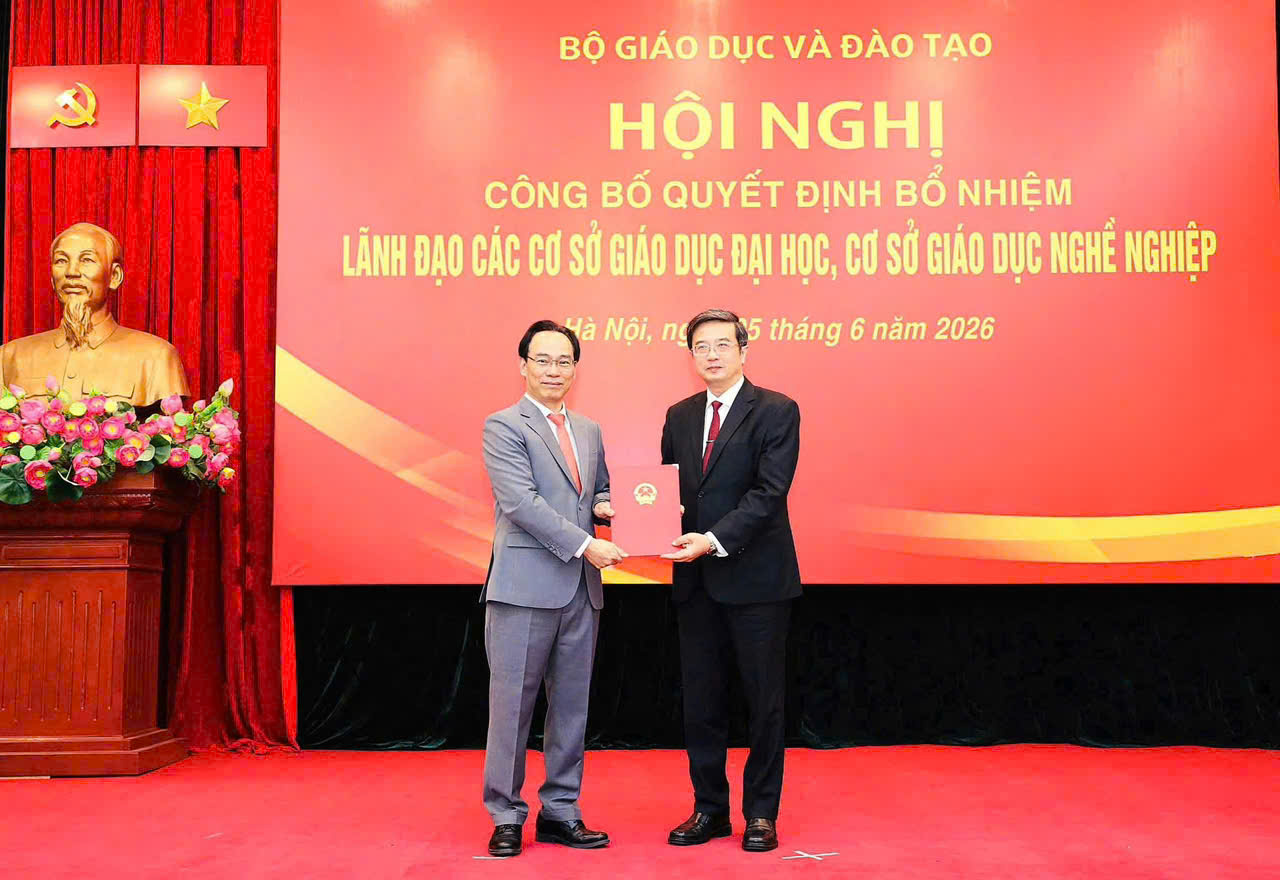   Bộ trưởng Bộ GD-ĐT Hoàng Minh Sơn trao quyết định giao quyền Giám đốc Đại học Huế cho GS.TS Nguyễn Vũ Quốc Huy- Ảnh: ĐH Huế