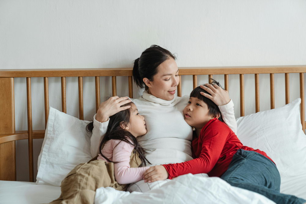Sau những giờ làm việc vất vả, người mẹ lại tận hưởng hạnh phúc bên con (Ảnh minh hoạ: Pexels)