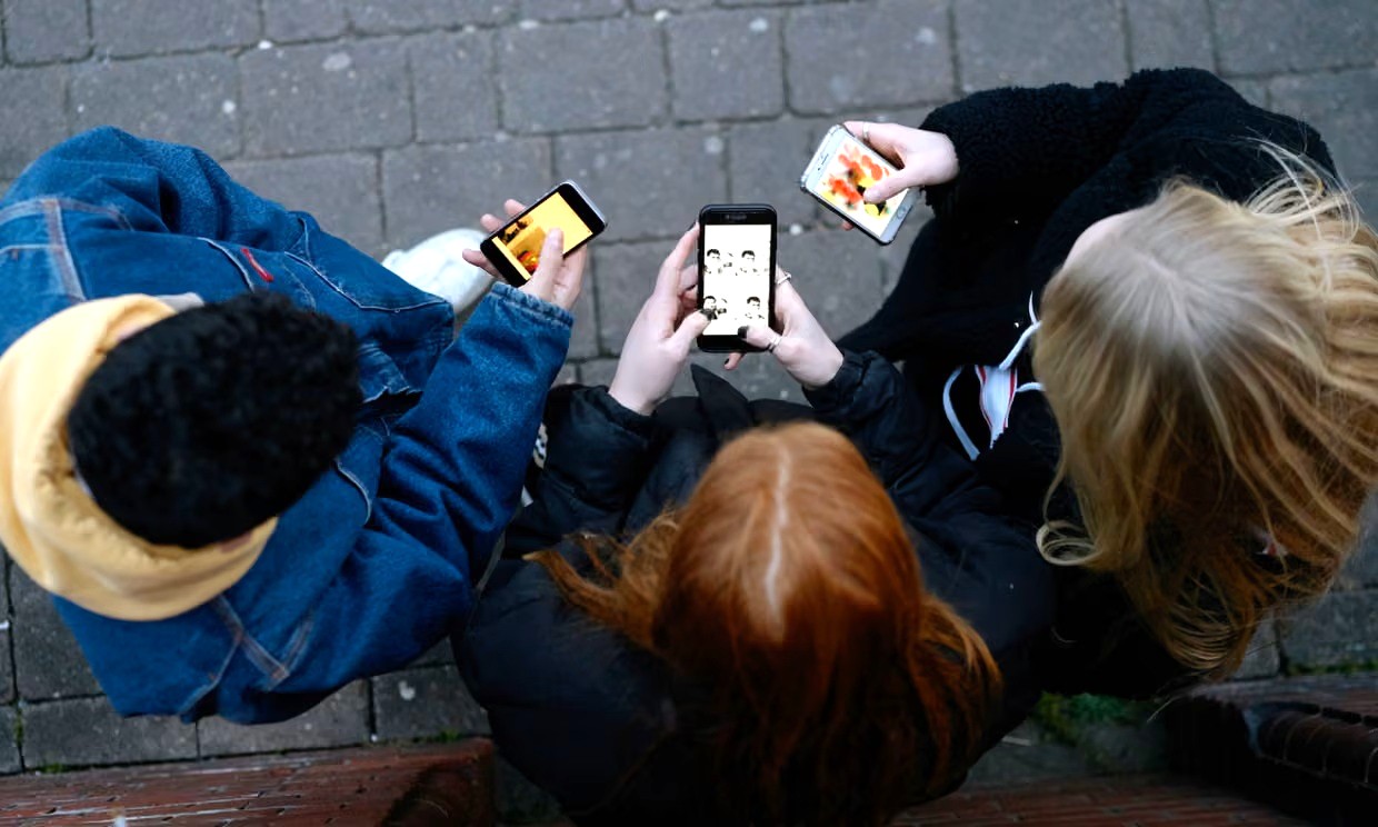 Anh chuẩn bị ban hành lệnh cấm mạng xã hội đối với trẻ em dưới 16 tuổi sau khi tham khảo ý kiến từ các bậc cha mẹ và xem xét động thái tương tự tại Úc - Ảnh: Justin Lambert/Getty Images