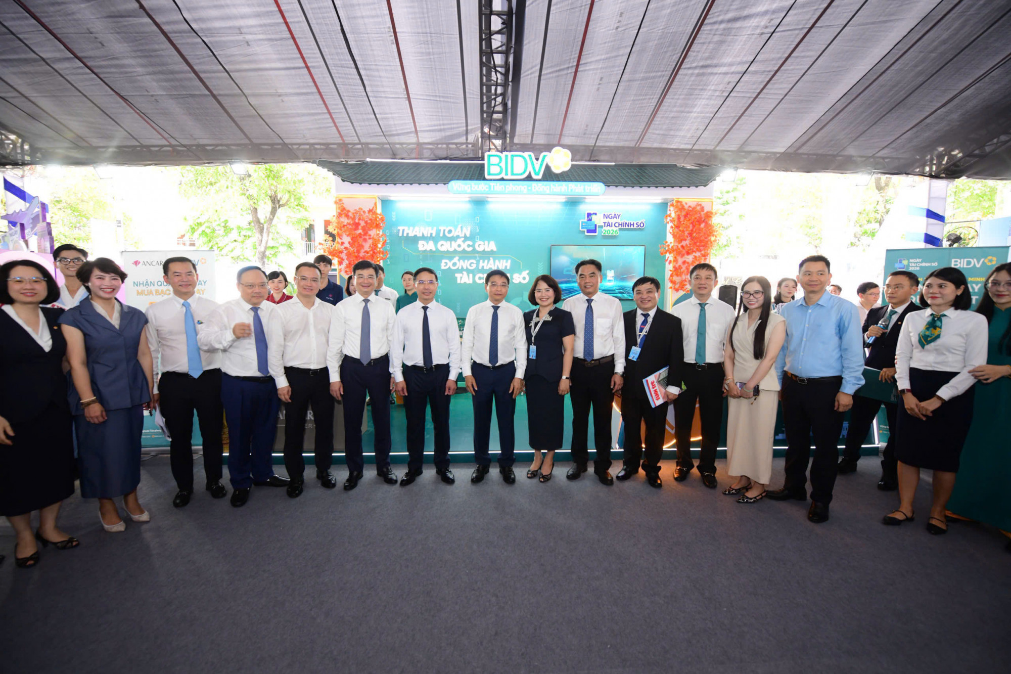 Đoàn đại biểu tham quan và trải nghiệm tại gian hàng của BIDV ngày 6/6 - Ảnh: BIDV