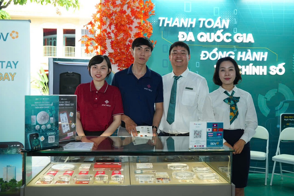 Khách hàng trải nghiệm tại gian hàng bạc ANCARAT kết hợp với BIDV - Ảnh: BIDV