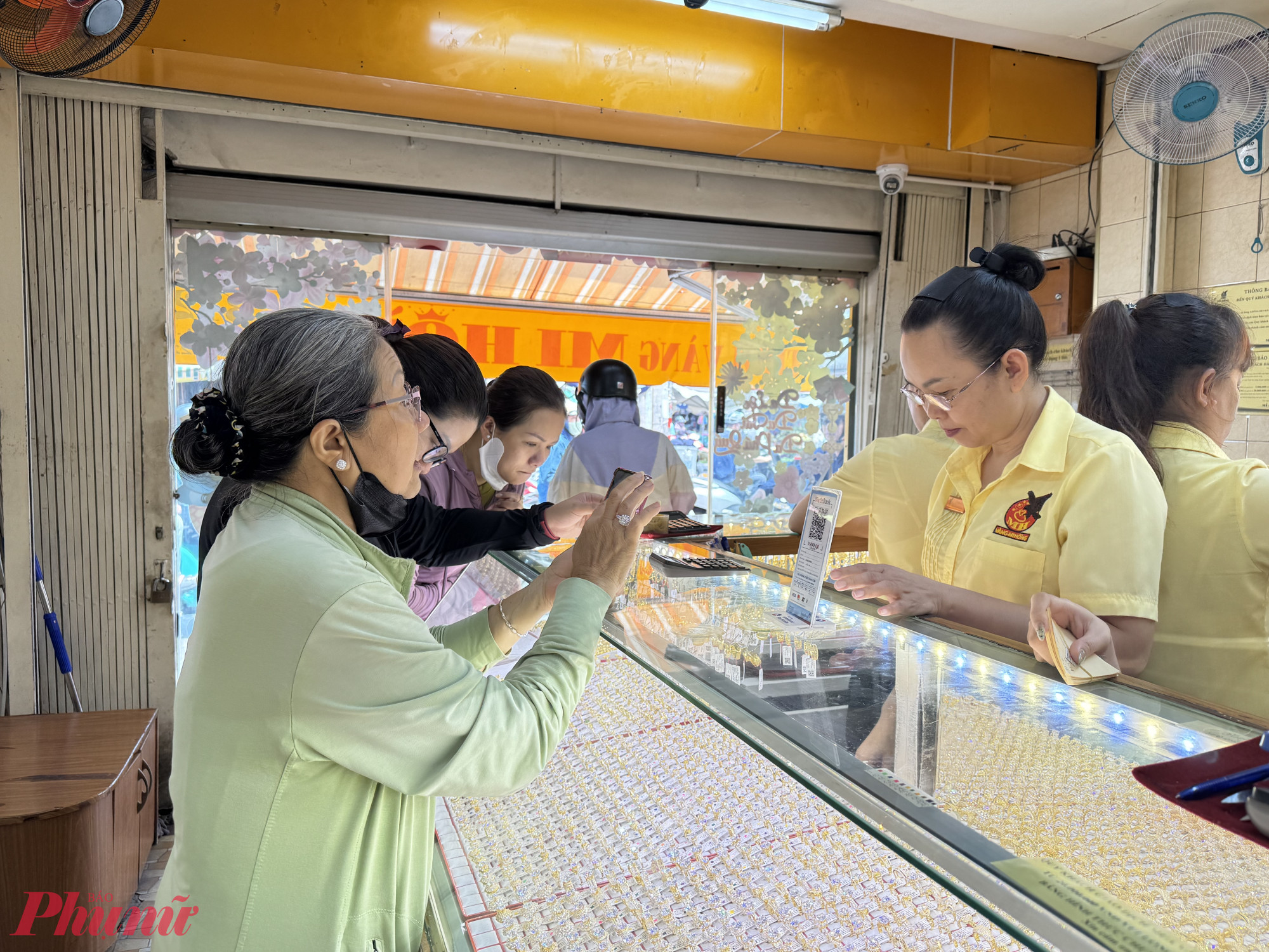 Giá vàng lại tiếp tục giảm mạnh - Ảnh: Thanh Hoa