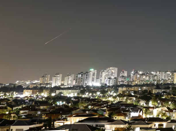 Một vệt sáng chiếu sáng bầu trời trong cuộc tấn công tên lửa của Iran vào Israel, như nhìn từ Ashkelon. Ảnh: Amir Cohen / Reuters