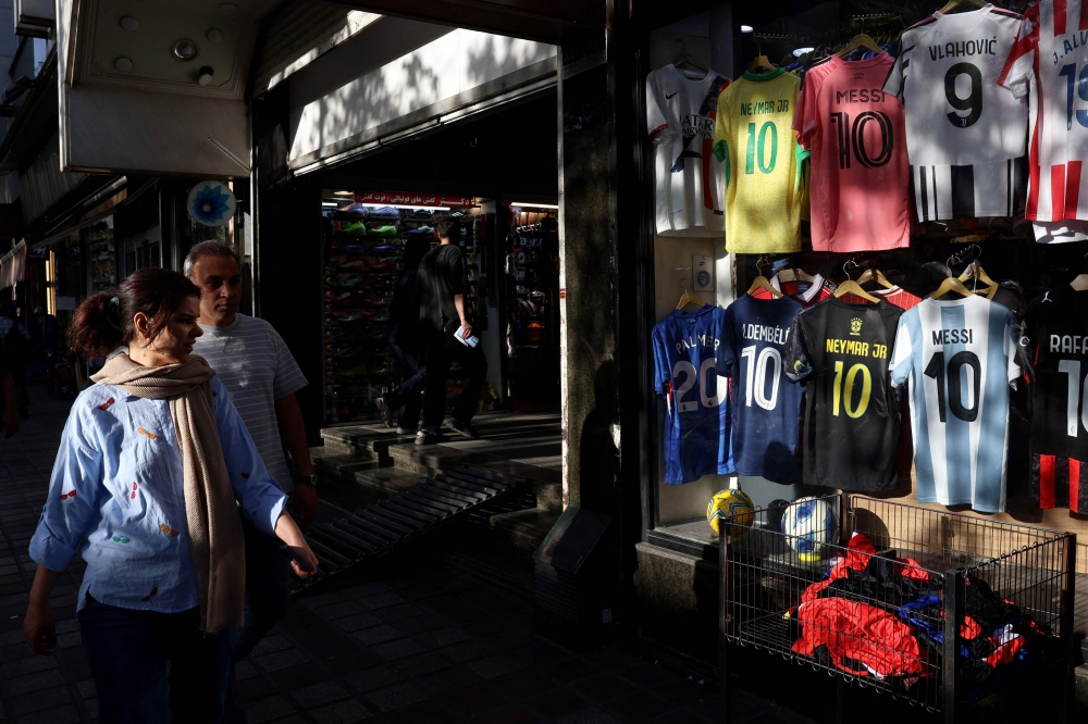 Những cửa hàng bán đồ thể tháo tại Tehran ảm đạm không có khách trước thềm World Cup - Ảnh: Malaymail