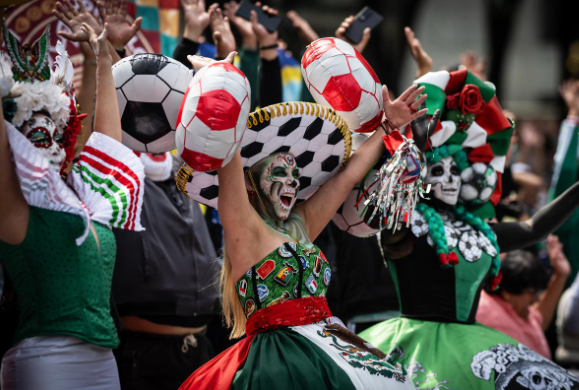 Những người phụ nữ mặc trang phục Catrina tham gia nỗ lực lập kỷ lục Guinness thế giới về làn sóng Mexico lớn nhất thế giới tại Thành phố Mexico vào ngày 6 tháng 6 năm 2026. (Ảnh AFP)