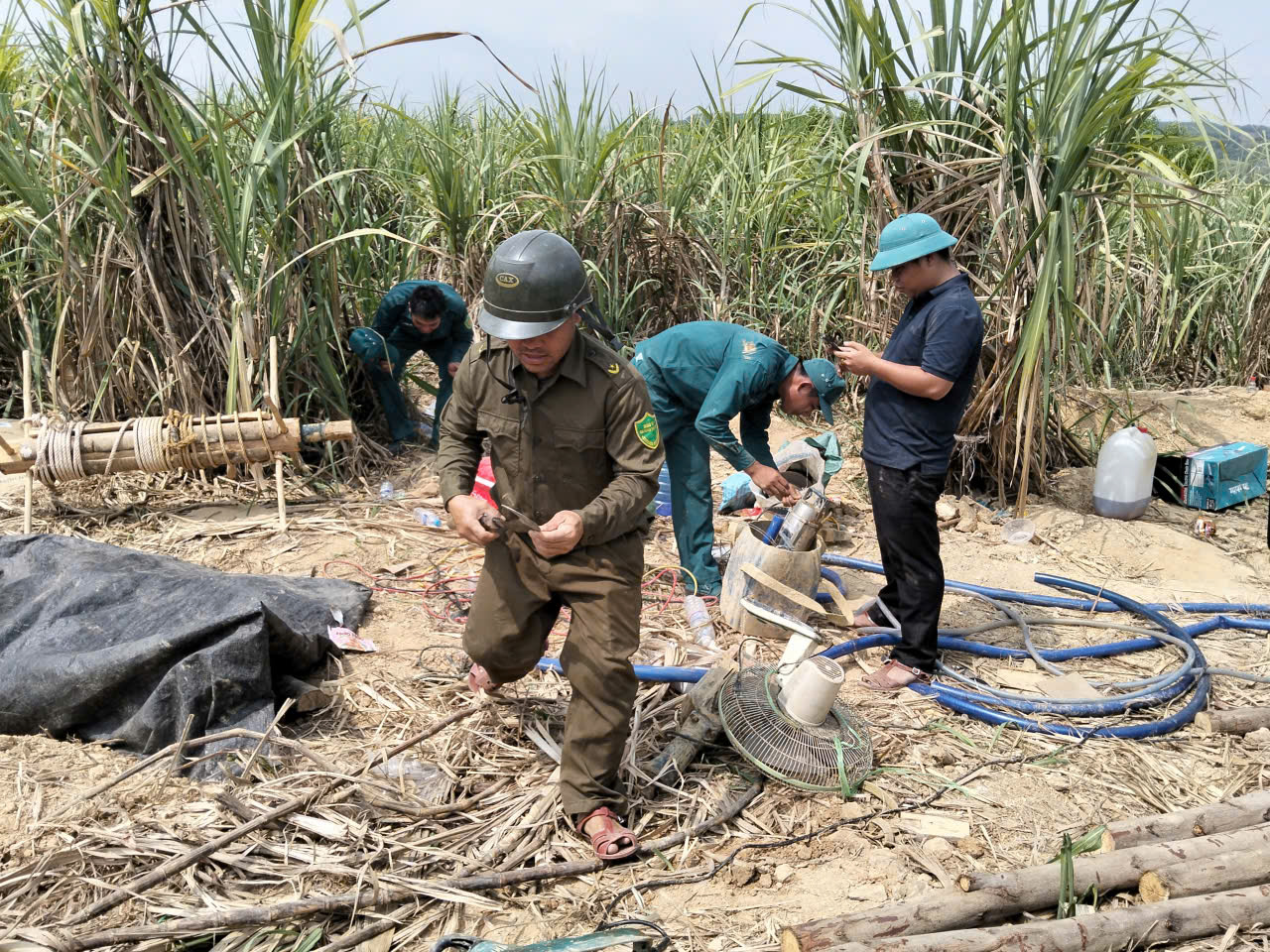 Lực lượng chức năng kiểm tra và phát hiện có một số máy móc, thiết bị nghi là dụng cụ để khai thác vàng.