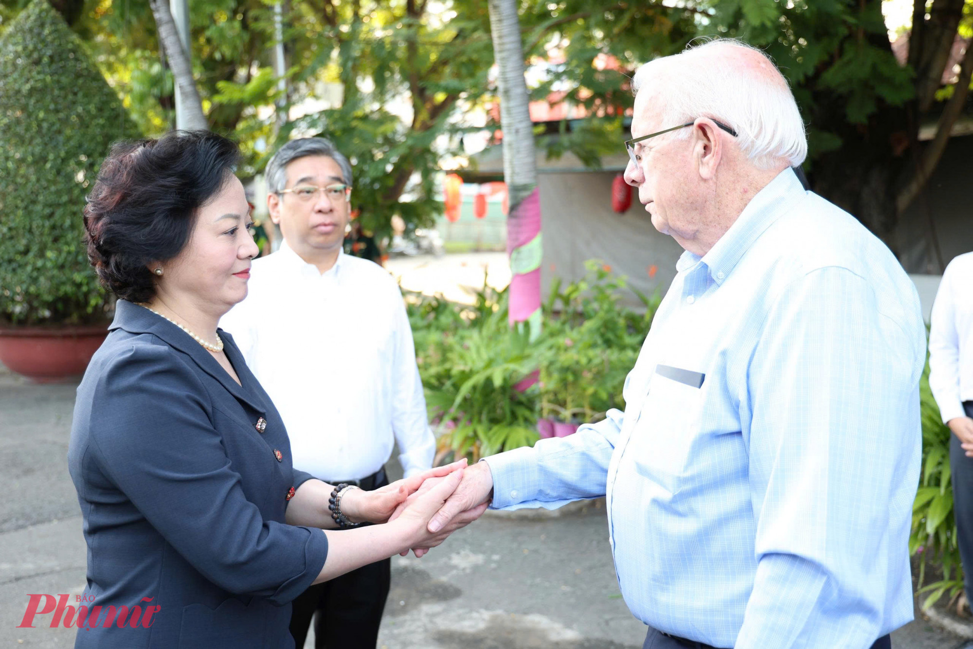 Phó thủ tướng Phạm Thị Thanh Trà đã trò chuyện với cựu binh Mỹ Robert Ambrose Connor về hành trình tìm kiếm thông tin liệt sĩ - Ảnh: Thanh Tâm