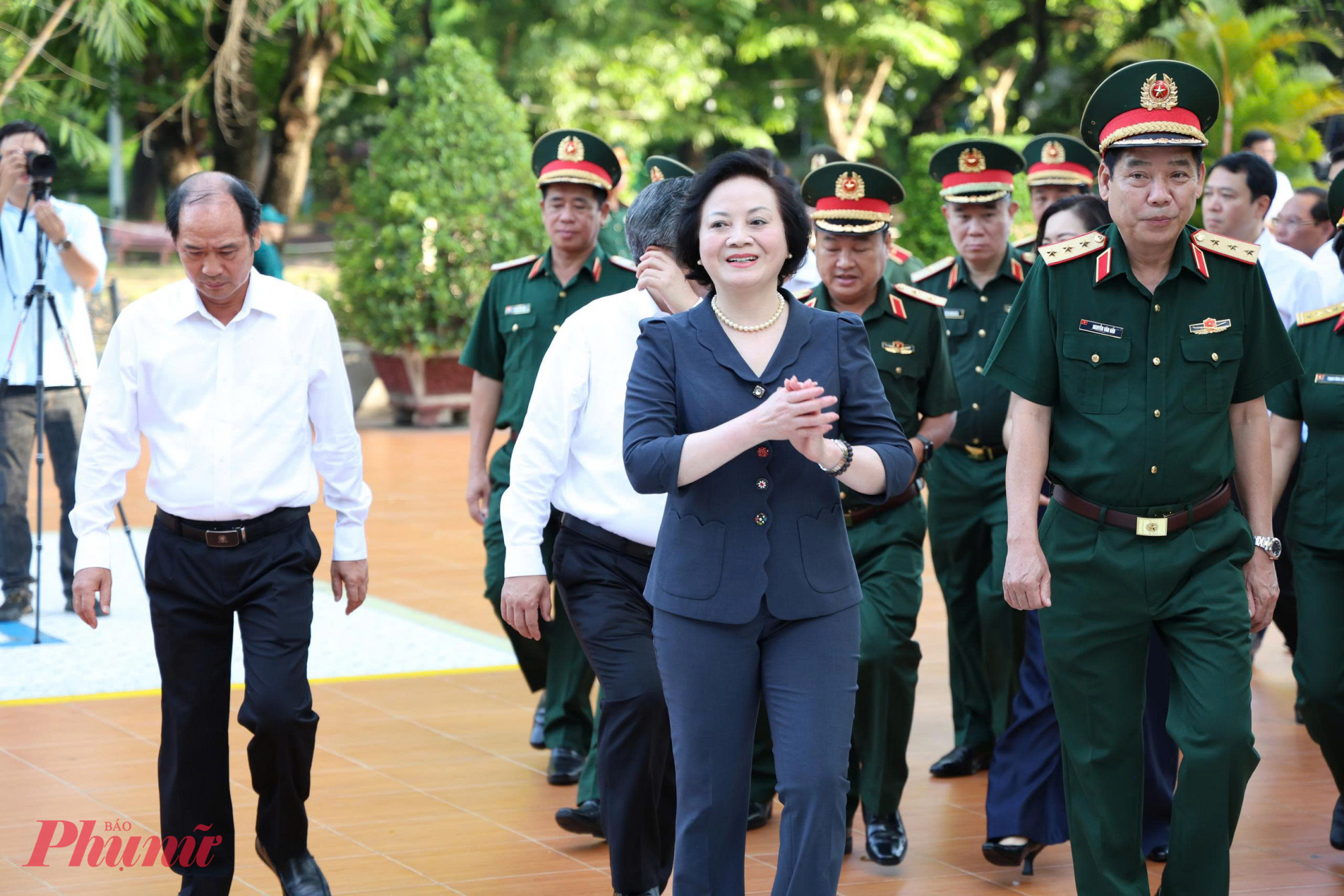 Phó Thủ tướng Phạm Thị Thanh Trà cùng đoàn đại biểu Trung ương, Bộ Quốc phòng và TPHCM dâng hương, dâng hoa tưởng niệm các Anh hùng liệt sĩ tại Công viên Lê Thị Riêng sáng 8/6 - Ảnh: Thanh Tâm