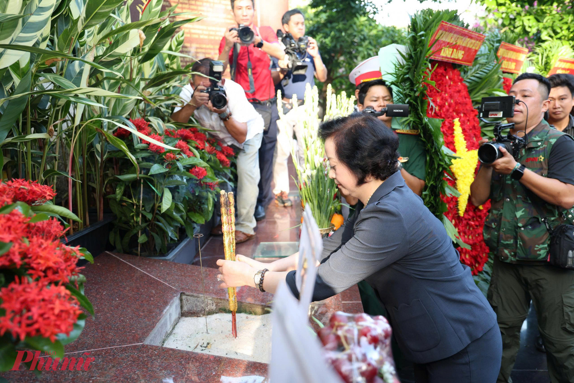 Tại Công viên Lê Thị Riêng, Phó thủ tướng Phạm Thị Thanh Trà thành kính dâng hương tưởng niệm Tổng Bí thư Trần Phú và các liệt sĩ - Ảnh: Thanh Tâm