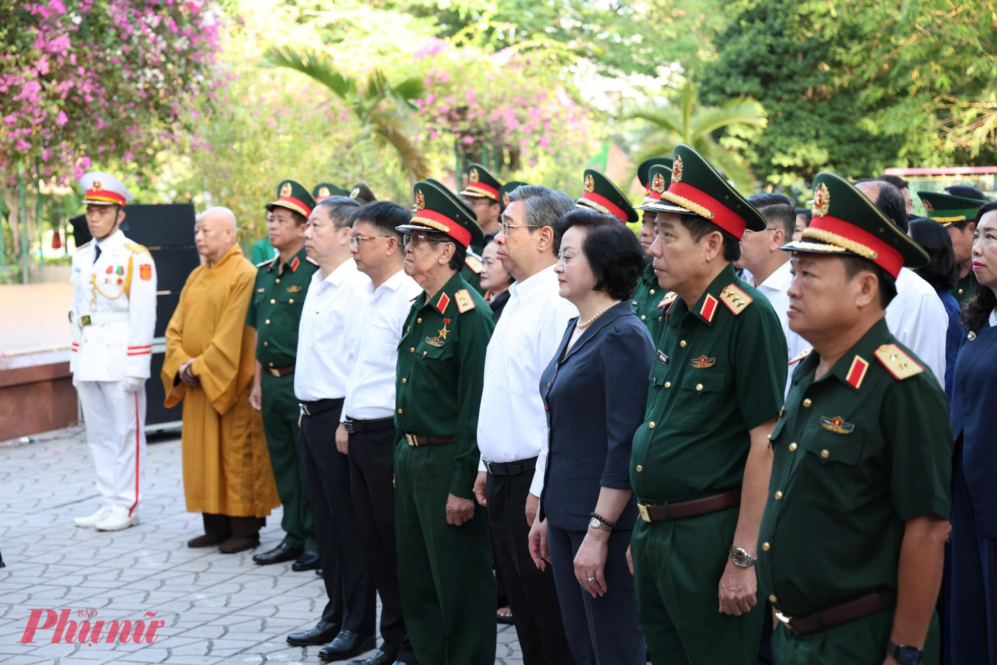 Các đại biểu thành kính tưởng niệm Tổng Bí thư Trần Phú và các Anh hùng liệt sĩ đã hy sinh trong cuộc Tổng tiến công và nổi dậy Xuân Mậu Thân năm 1968 - Ảnh: Thanh Tâm