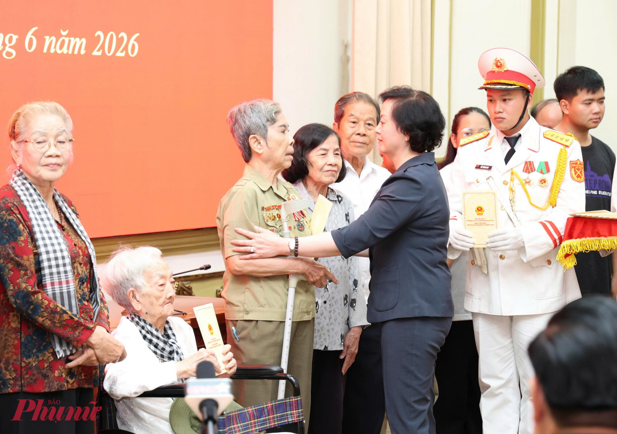 Bà Phạm Thị Thanh Trà - Bí thư Trung ương Đảng, Phó thủ tướng Chính phủ, Trưởng Ban Chỉ đạo 515 quốc gia - trao quà tri ân các nhân chứng và những cá nhân đã hỗ trợ cung cấp thông tin phục vụ công tác tìm kiếm, quy tập hài cốt liệt sĩ - Ảnh: Thanh Tâm