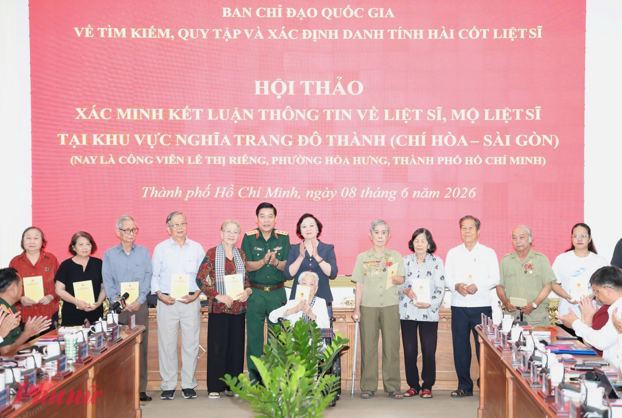 Lãnh đạo Ban Chỉ đạo 515 quốc gia trao quà cảm ơn các nhân chứng lịch sử đã góp phần cung cấp những thông tin quan trọng phục vụ công tác tìm kiếm, quy tập hài cốt liệt sĩ - Ảnh: Thanh Tâm