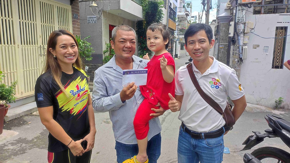 Tân Hiệp Phát đến thăm hỏi và trao quà cho các bé chương trình “Cùng con đi tiếp cuộc đời” - Ảnh: THP