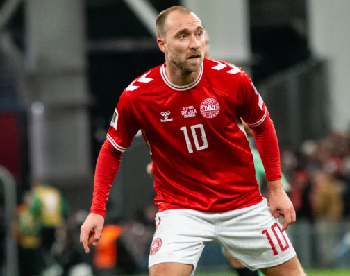 Christian Eriksen trước khi ôn ngực ngã quỵ 