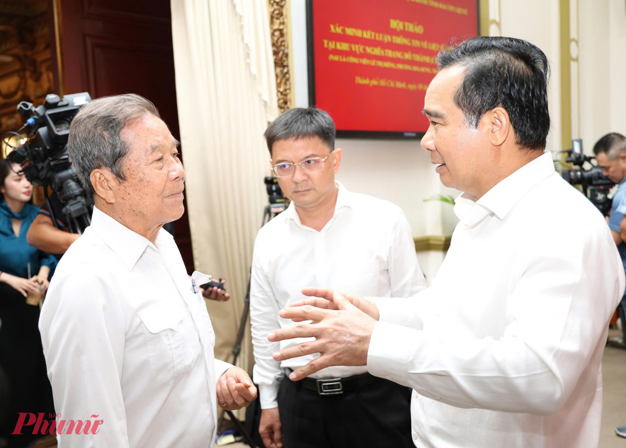 Để các anh được trở về... Ông Nguyễn Văn Được - Chủ tịch UBND TPHCM trò chuyện, trao đổi cùng các đại biểu tham dự buổi hội thảo - Ảnh: Thanh Tâm