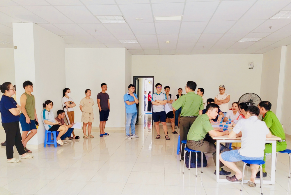 Công an phường Dĩ An từng xuống làm việc với cư dân về lùm xùm liên quan đến việc yêu cầu tổ chức Hội nghị nhà chung cư bất thường, thay đổi ban quản trị - Ảnh: Cư dân cung cấp
