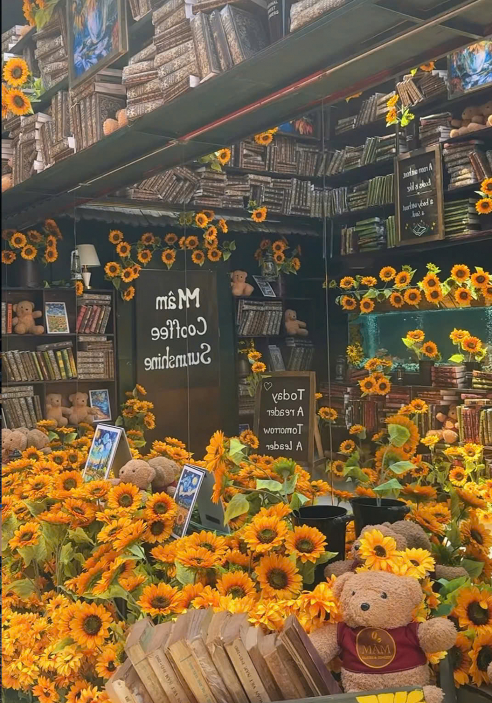 Bên trong quán là những bông hoa hướng dương rực rỡ sắc vàng - Ảnh: @Mâm Coffee