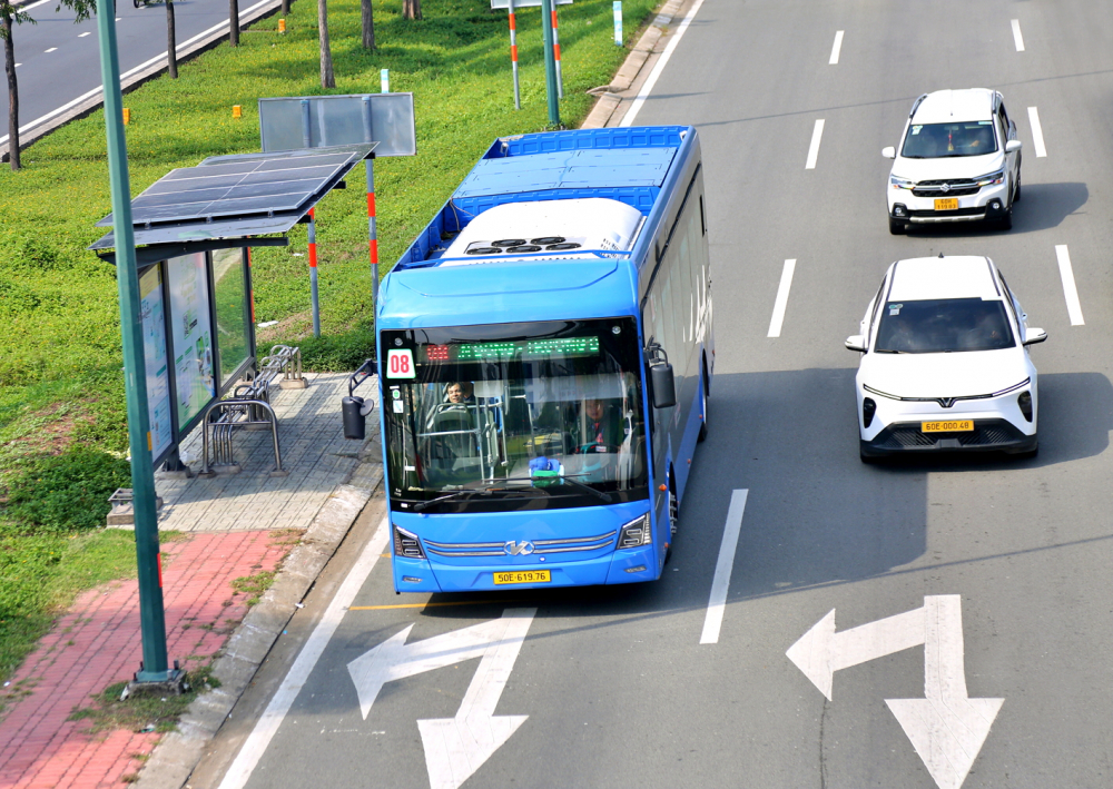 Xe buýt qua trạm dừng trên đại lộ Phạm Văn Đồng, phường Hiệp Bình. Cần có thêm loại xe buýt mini để đưa người dân từ các khu dân cư đến trạm dừng để giảm tỉ lệ sử dụng xe cá nhân