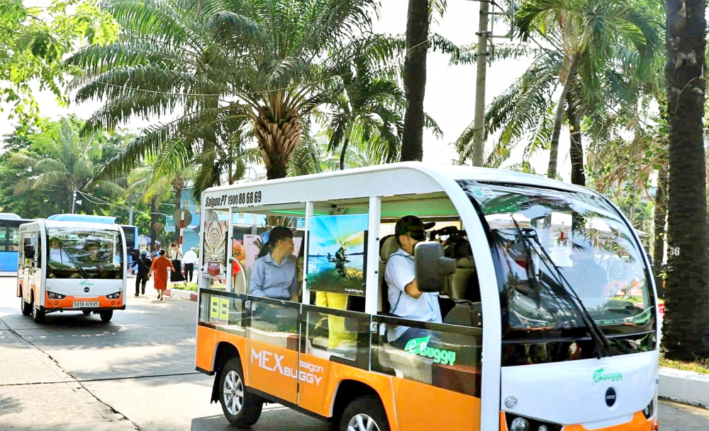 Có thể dùng xe điện chuyên phục vụ khách du lịch để làm xe buýt mini chạy theo yêu cầu