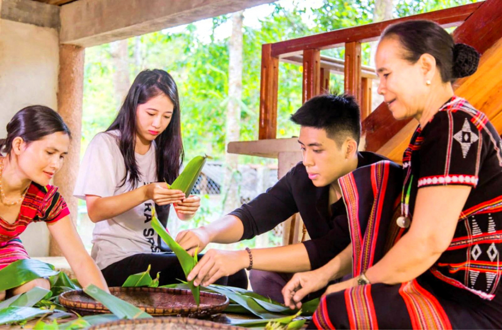 Chị em phụ nữ Pa Cô đang hướng dẫn du khách làm bánh a quát