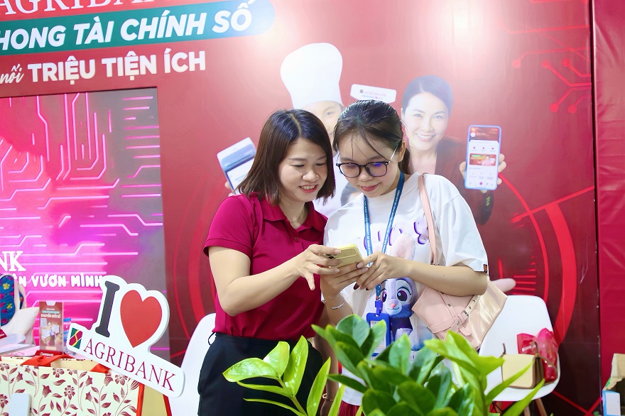 Bạn trẻ Thái Ngọc (TPHCM) hào hứng trải nghiệm hệ sinh thái Agribank Plus - Ảnh: Agribank