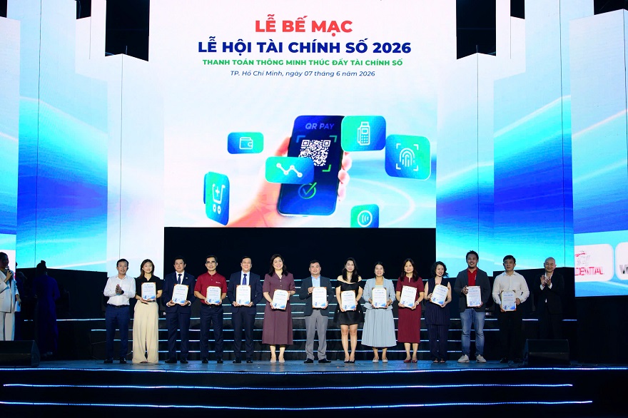 Agribank nhận kỷ niệm chương đơn vị đồng hành Ngày Tài chính số 2026 - Ảnh: Agribank