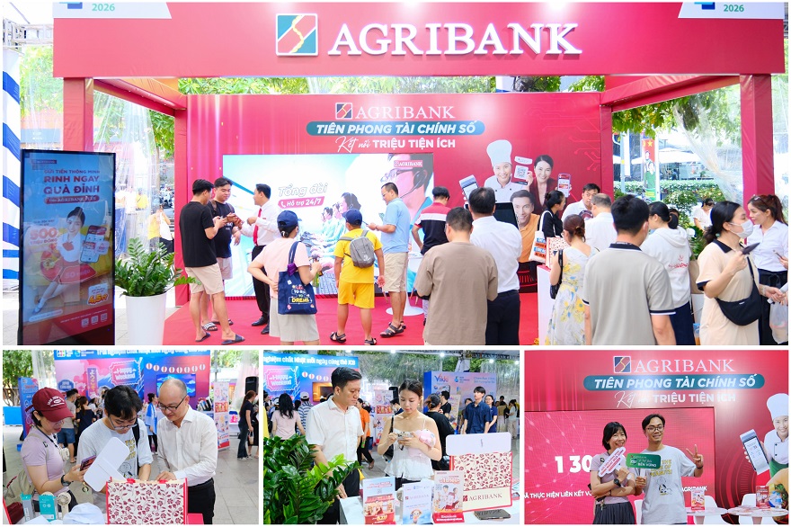 Khách hàng trải nghiệm sản phẩm dịch vụ tại gian hàng Agribank - Ảnh: Agribank