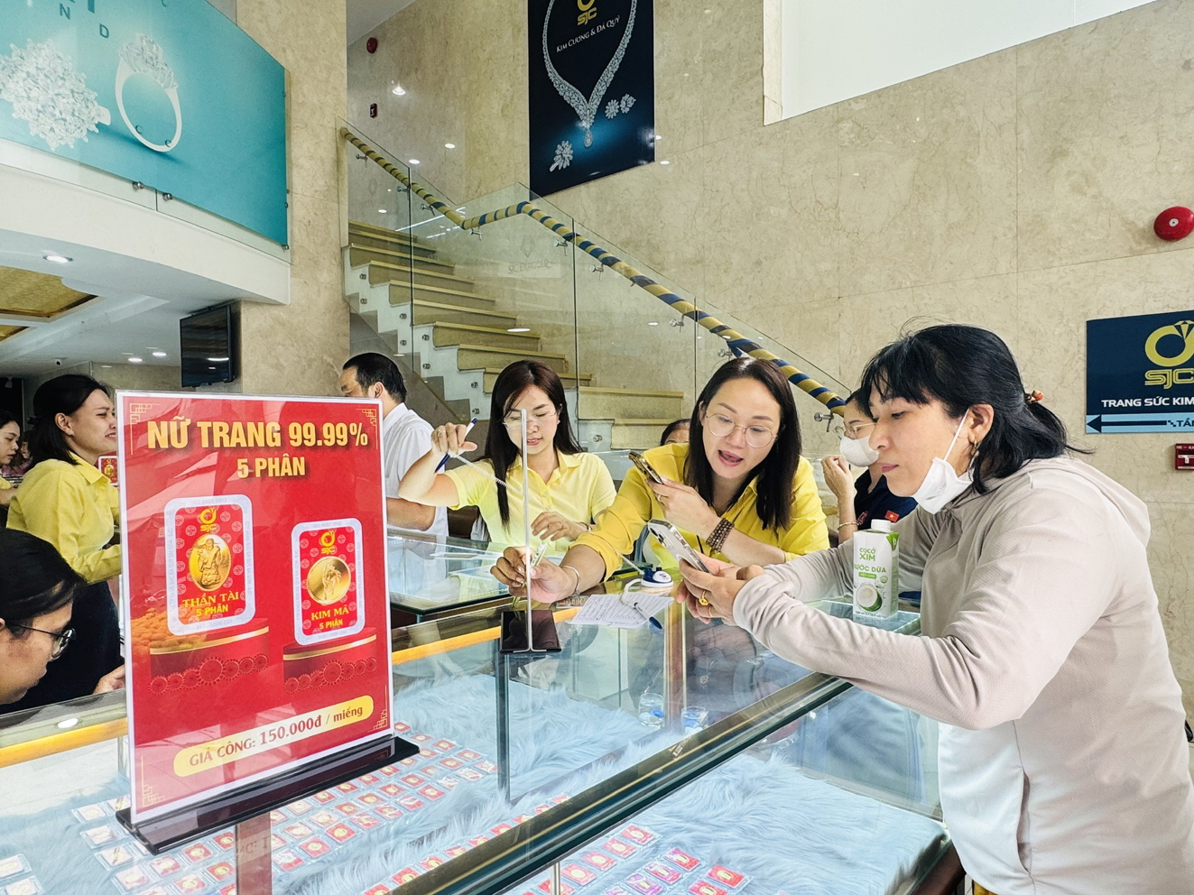 Có nên mua vào khi vàng đang rớt giá mạnh? Người dân mua bán vàng tại Công ty SJC