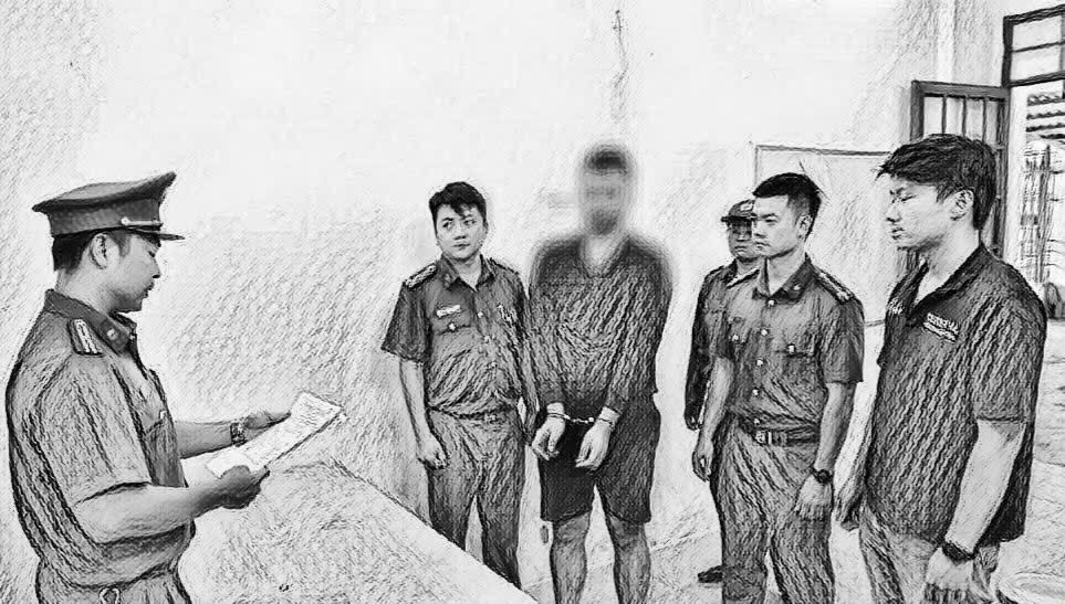 Công an đọc lệnh khởi tố bị can_Ảnh: Công an Đà Nẵng.