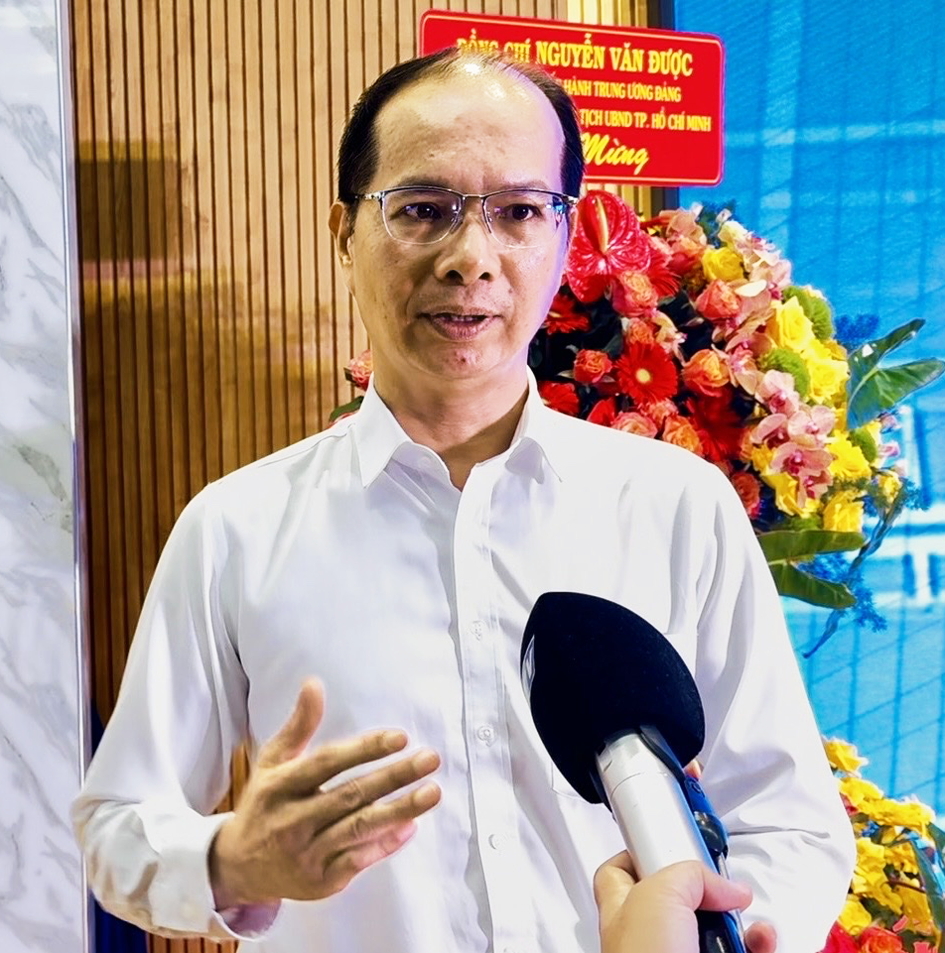 Thiết kế lại việc làm để không ai bị bỏ lại THẾ GIỚI LÀM GÌ ĐỂ KHÔNG LÃNG PHÍ LAO ĐỘNG CAO TUỔI? Tại Singapore sẽ thành lập nhóm công tác liên bộ để đề xuất chính sách tổng thể: hỗ trợ doanh nghiệp tới 300.000 USD để thiết kế lại công việc, cải thiện môi trường làm việc và đào tạo kỹ năng cho nhân viên từ 40 tuổi trở lên. Trợ cấp một phần lương khi thuê người lao động trên 60 tuổi với mức lương tối thiểu. Tăng cường đóng góp vào tài khoản hưu trí cho người lao động trên 55 tuổi và khuyến khích làm việc lâu hơn thông qua các chính sách ưu đãi thuế. Tại Đức, doanh nghiệp có thể nhận trợ cấp từ các quỹ bảo hiểm tai nạn nghề nghiệp để đầu tư vào cải thiện điều kiện làm việc cho lao động lớn tuổi. Tại Hà Lan, vấn đề này được khuyến khích mạnh mẽ qua luật và đối thoại xã hội để doanh nghiệp và người lao động cùng chịu trách nhiệm duy trì khả năng làm việc thông qua điều chỉnh công việc, đào tạo liên tục và chăm sóc sức khỏe. Nhiều thỏa ước ngành ở Hà Lan đã bao gồm các điều khoản cụ thể về đào tạo, giảm giờ làm và cải thiện điều kiện làm việc cho lao động lớn tuổi. N Ông NGUYỄN HỮU NAM - Phó giám đốc Liên đoàn Thương mại và Công nghiệp Việt Nam (VCCI) chi nhánh TPHCM