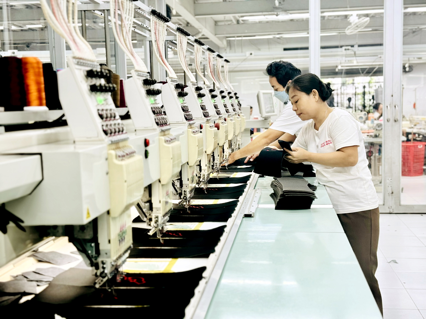 Thiết kế lại việc làm để không ai bị bỏ lại Ưu điểm của lao động lớn tuổi là kinh nghiệm thực tế, làm việc chắc chắn - ẢNH: THANH HOA (chụp tại Công ty TNHH Thời trang Nón Sơn)