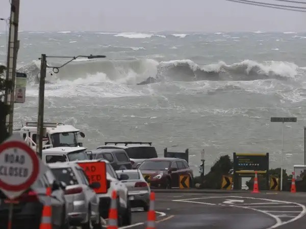 Sóng cao 11m tấn công thủ đô New Zealand - Ảnh: Economic Times