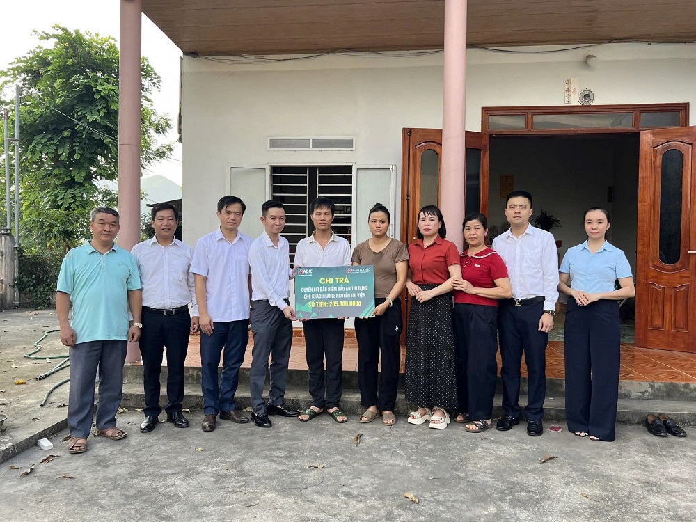 Bảo hiểm Agribank chi nhánh Thái Nguyên, Agribank chi nhánh Phú Lương phối hợp cùng Hội Nông dân và Hội LHPN chi trả quyền lợi bảo hiểm cho khách hàng - Ảnh: Agribank