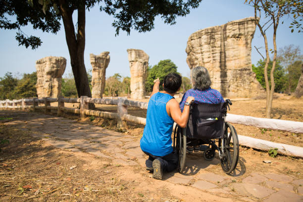 Chăm sóc cha mẹ già không chỉ yêu thương mà cần cả sự thấu hiểu, tinh tế (ảnh: Getty Images)