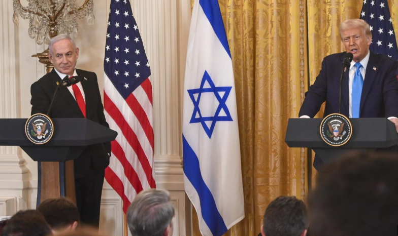Tổng thống Hoa Kỳ Donald Trump (phải) và Thủ tướng Israel Benjamin Netanyahu (trái) tổ chức cuộc họp báo chung tại Phòng Đông của Nhà Trắng ở Washington, DC, Hoa Kỳ vào ngày 04 tháng 02 năm 2025. (Ảnh AA)
