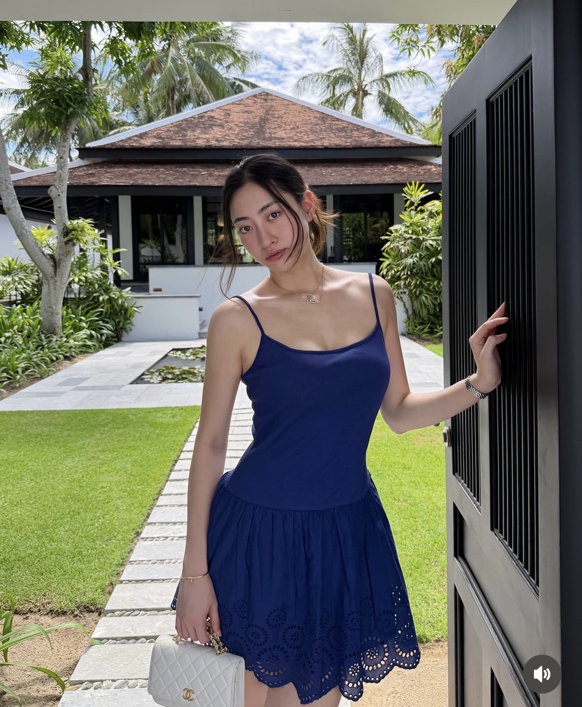 Gương mặt gần như không trang điểm của Lương Thùy Linh gây chú ý với làn da mịn, thần sắc tươi tắn - Ảnh: Instagram Lương Thùy Linh