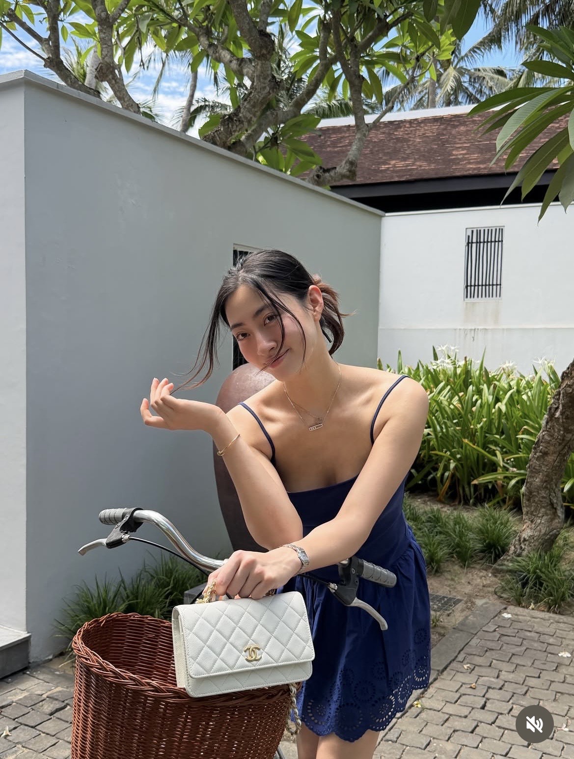 Nàng hậu duy trì thói quen làm đẹp tối giản để giữ da căng mịn - Ảnh: Instagram Lương Thùy Linh