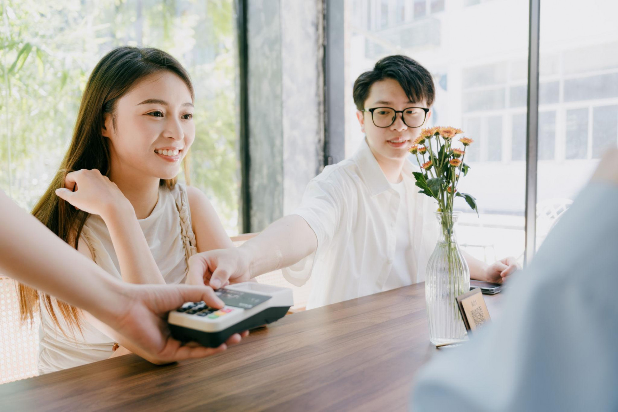 ngày càng nhiều người trẻ sẵn sàng trả tiền cho các dịch vụ đồng hành trong ăn uống, du lịch hay giải trí nhằm giảm cảm giác cô đơn trong cuộc sống đô thị hiện đại - Ảnh: 