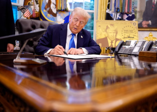 Donald Trump ký một sắc lệnh hành pháp tại Phòng Bầu dục vào ngày 19 tháng 9 năm 2025 giới thiệu khoản phí 100.000 đô la cho thị thực H-1B. Ảnh: Andrew Harnik / Getty Images
