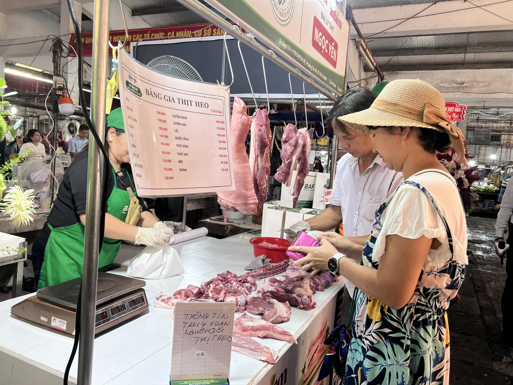 Sạp bán thịt heo gắn nhãn tick xanh tại chợ Tân Mỹ