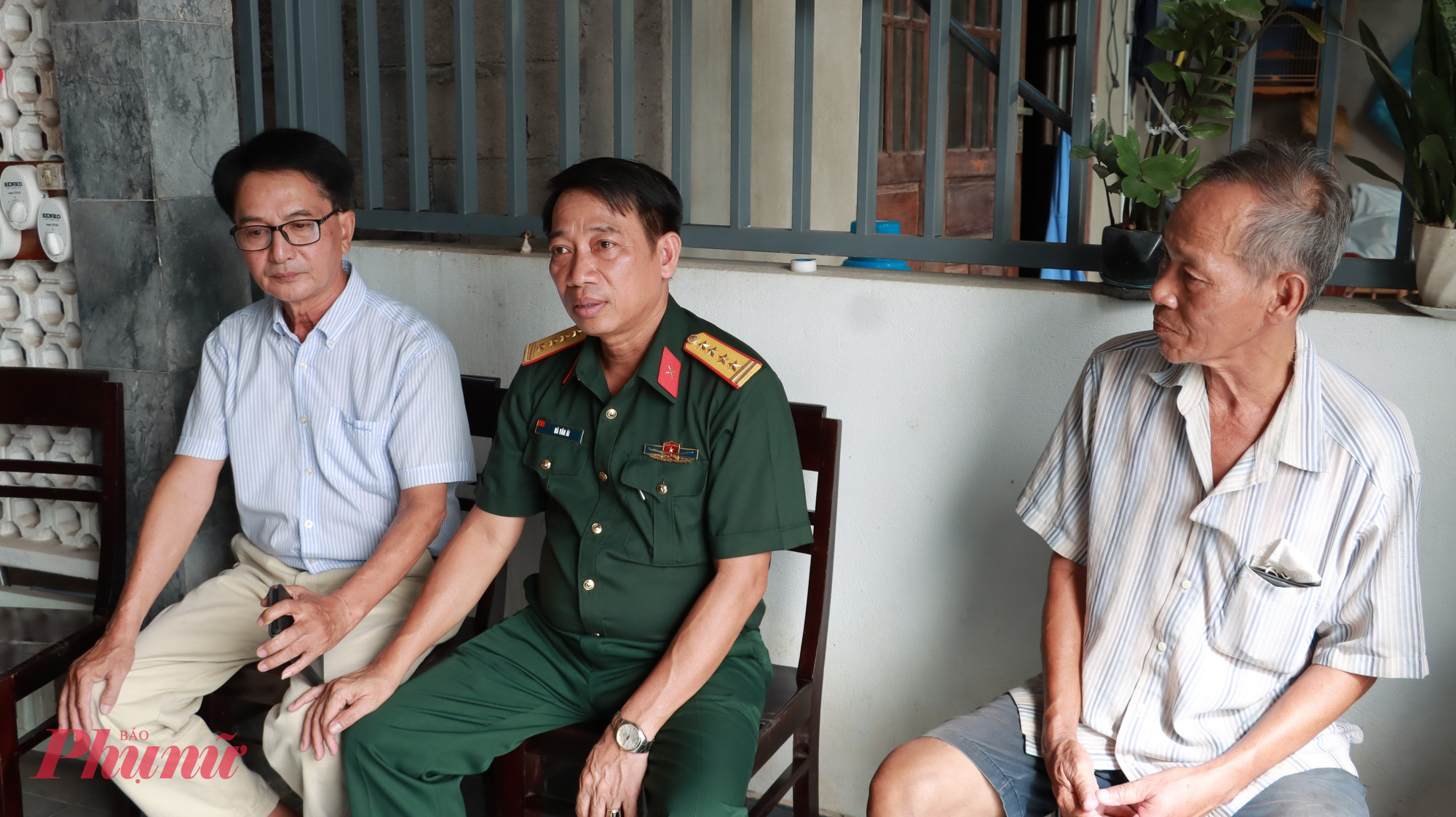 Đại tá Hà Văn Ái, Phó Chính ủy Bộ CHQS thành phố Huế trao đổi, nắm thông tin từ ông Lê Văn Lượt