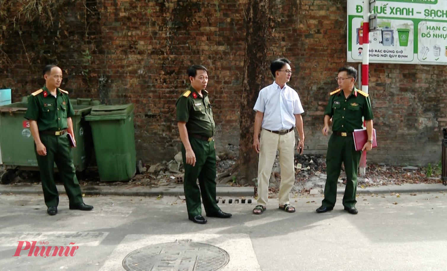 Đoàn công tác Bộ CHQS thành phố Huế và ông Lê Văn Lượt khảo sát thực tế khu vực mộ tập thể